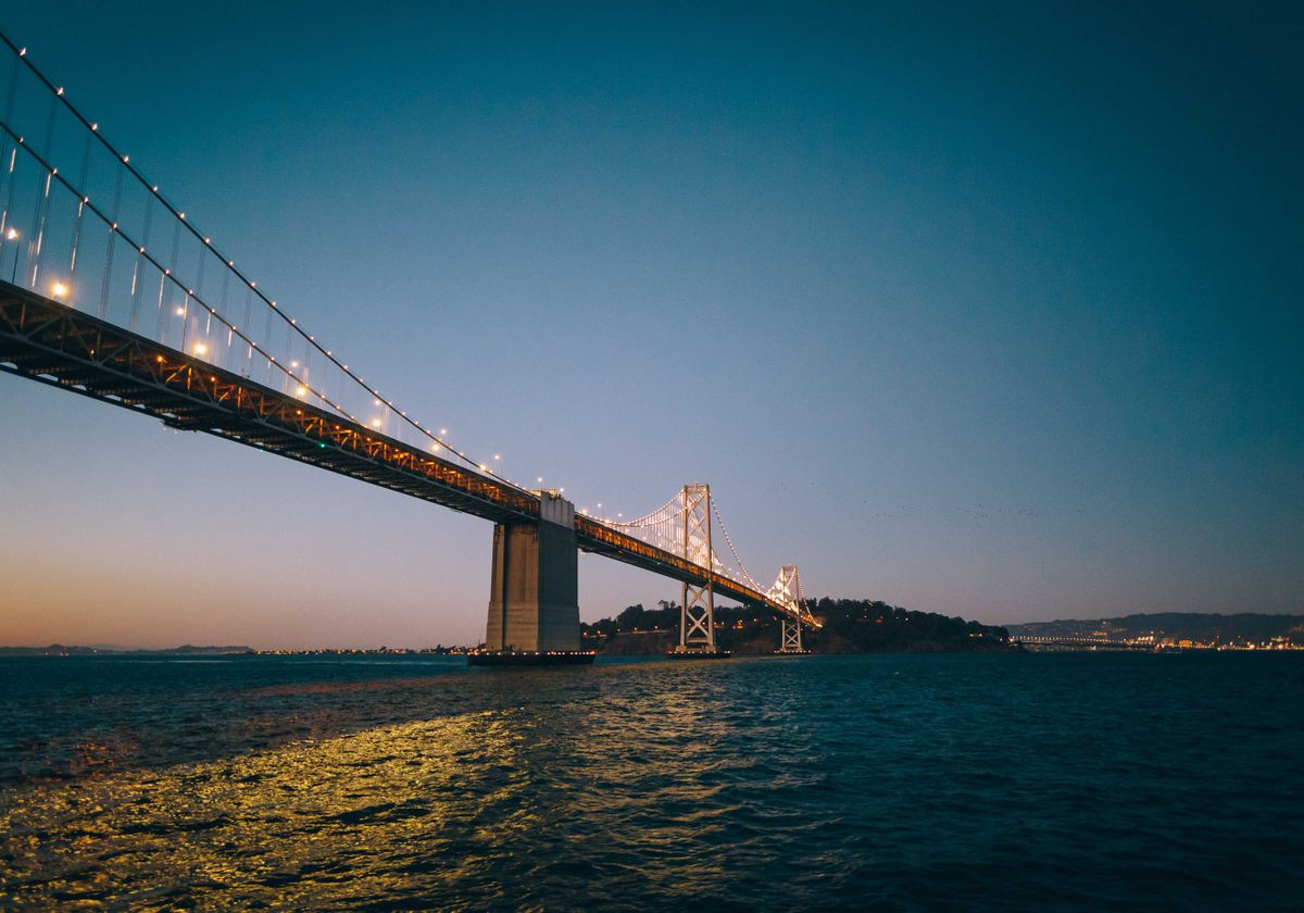 Vista Del Puente Colgante De La Suspensión Del Río Salmón En El