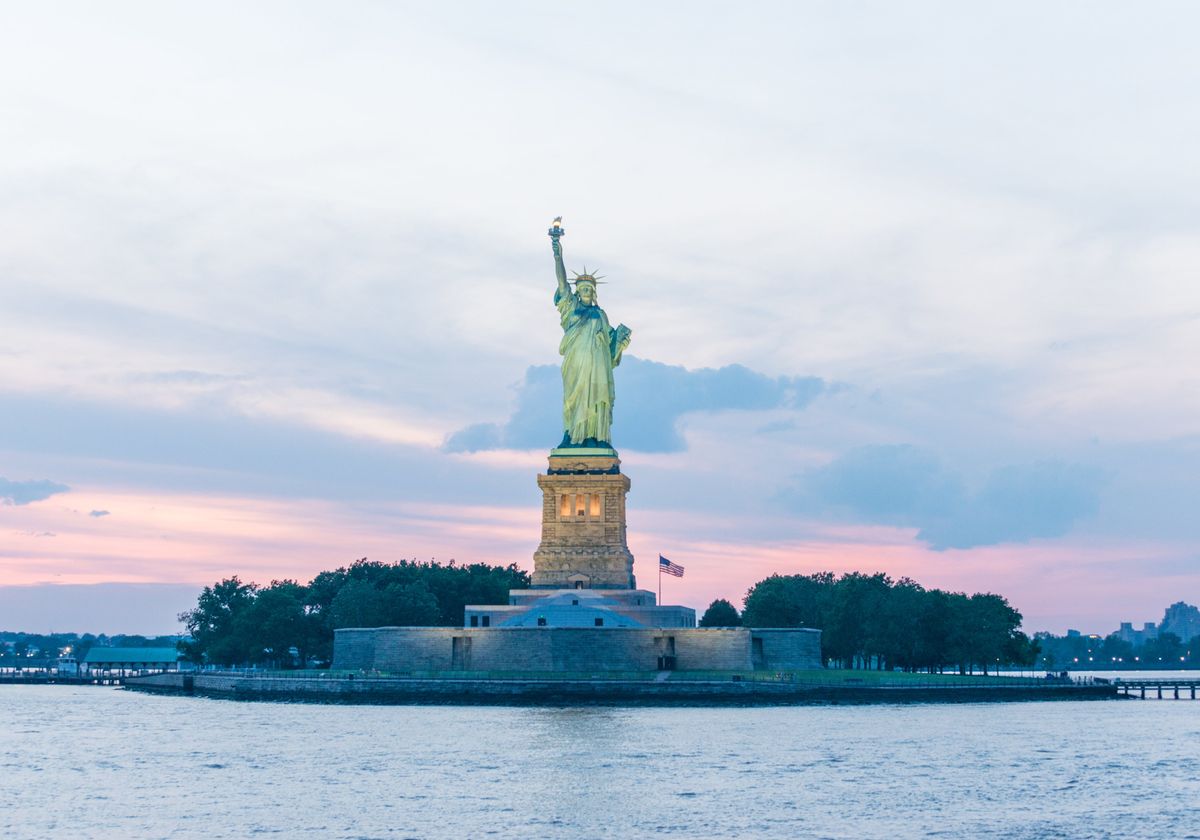 New York Pedestal Reserve - Statue - City Experiences™
